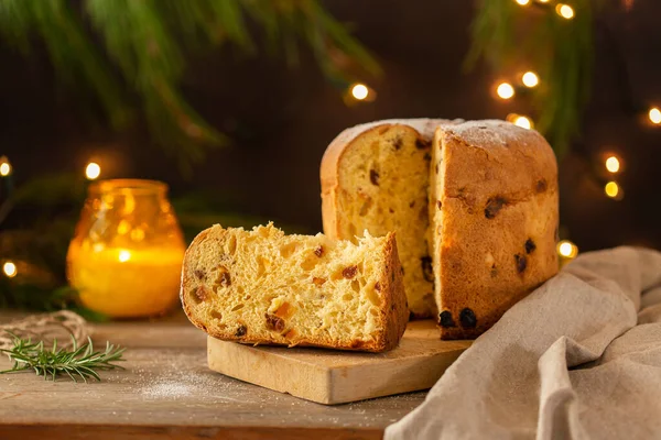 Tradycyjne włoskie ciasto świąteczne Panettone z dekoracjami świątecznymi — Zdjęcie stockowe