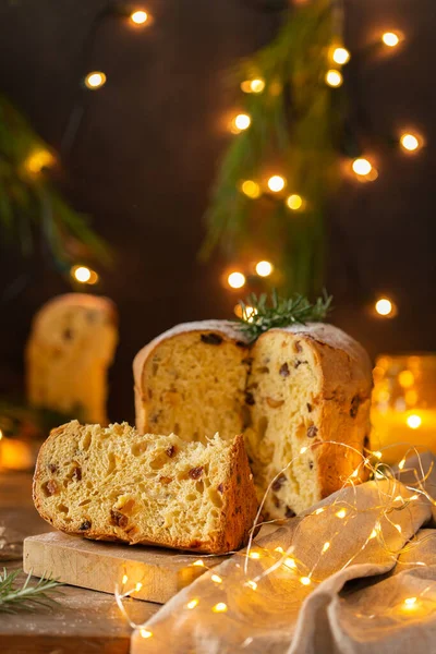 Traditionell italiensk julkaka Panettone med festliga dekorationer — Stockfoto