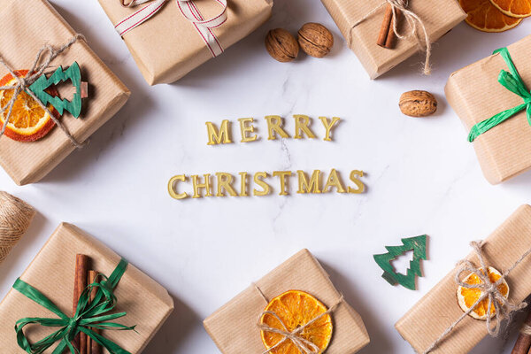 Рождественская концепция, экологичные подарочные коробки ручной работы