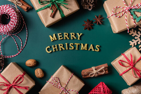 Рождественская концепция, экологичные подарочные коробки ручной работы