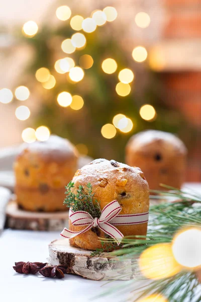 Traditionell italiensk julkaka Panettone med festliga dekorationer — Stockfoto