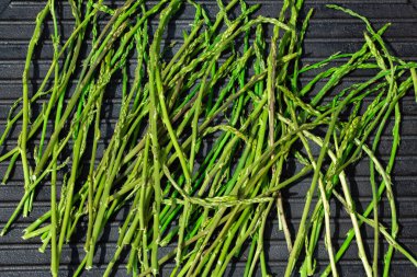 Kızarmış kuşkonmaz, mevsimlik bahar hasadı.