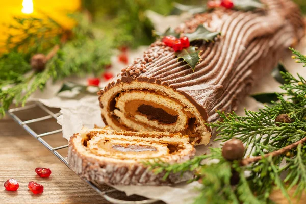 Традиционный рождественский торт, шоколадное полено с праздничными украшениями — стоковое фото