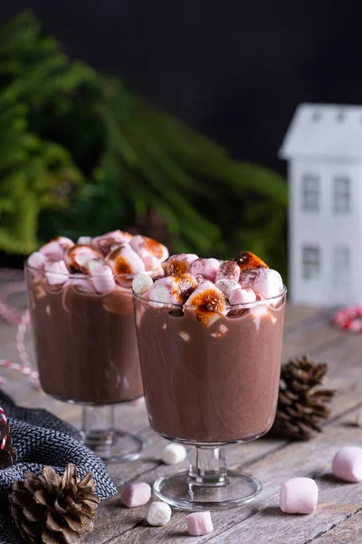 Tradycyjny napój świąteczny, gorąca czekolada kakaowa z pieczonymi piankami — Zdjęcie stockowe