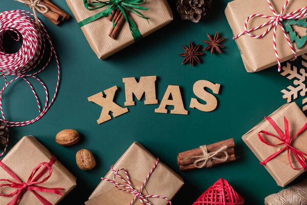 Рождественская концепция, экологичные подарочные коробки ручной работы