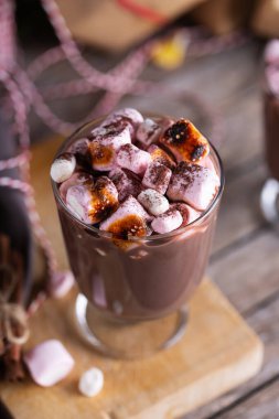 Geleneksel Noel içeceği, kavrulmuş marşmelovlu sıcak kakao çikolatası