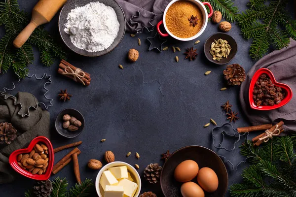 Різдвяна концепція, інгредієнти для приготування їжі та випічки, ялинкові гілки — стокове фото
