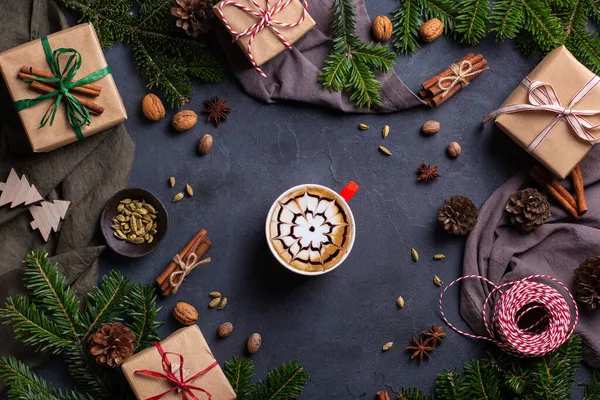 Рождество, подарочные коробки и чашка кофе капучино — стоковое фото