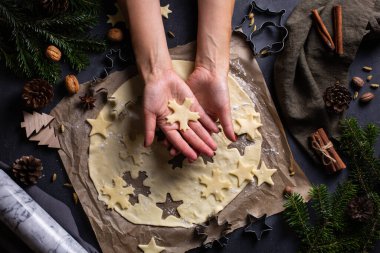 Noel yemeği ve pişirme, kadın eli hamurdan kurabiye yapma