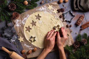 Noel yemeği ve pişirme, kadın eli hamurdan kurabiye yapma