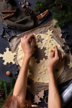 Noel yemeği ve pişirme, kadın eli hamurdan kurabiye yapma