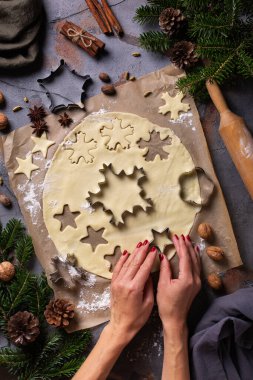 Noel yemeği ve pişirme, kadın eli hamurdan kurabiye yapma