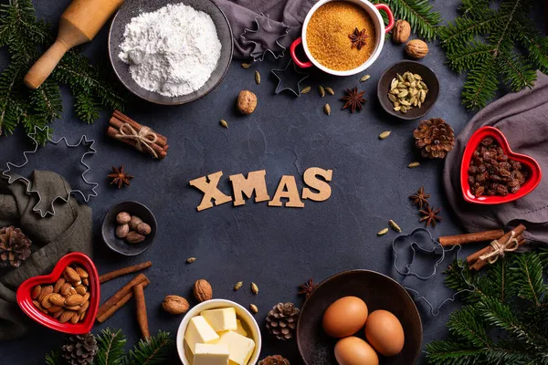 Рождественская концепция, ингредиенты для приготовления пищи и выпечки, еловые ветки — стоковое фото