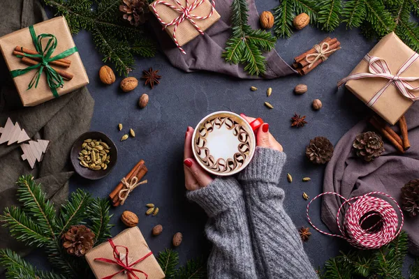 Рождество, женские руки с подарочными коробками и чашкой кофе — стоковое фото