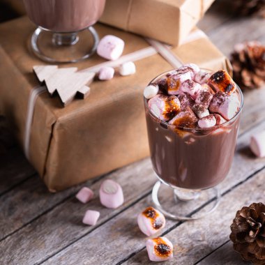 Geleneksel Noel içeceği, kavrulmuş marşmelovlu sıcak kakao çikolatası