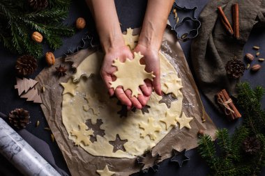 Noel yemeği ve pişirme, kadın eli hamurdan kurabiye yapma