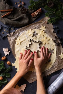 Noel yemeği ve pişirme, kadın eli hamurdan kurabiye yapma