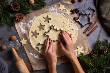Noel yemeği ve pişirme, kadın eli hamurdan kurabiye yapma