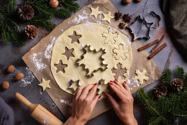 Noel yemeği ve pişirme, kadın eli hamurdan kurabiye yapma