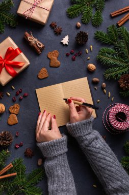 Noel konsepti, kadınların Noel Baba 'ya mektup yazması.