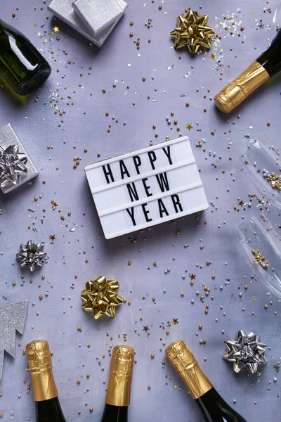 Felice anno nuovo biglietto di auguri, bicchieri di champagne e bottiglie, coriandoli — Foto Stock