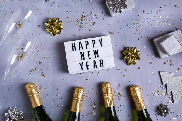 Happy New Year greeting card, champagne glasses and bottles, confetti — Stockfoto