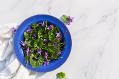 Lezzetli marul ve yaban çiçeği salatası kasede