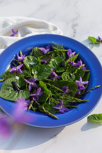 Deliciosa salada de alface e flor silvestre em uma tigela — Fotografia de Stock
