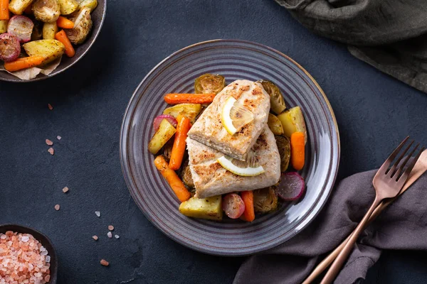 Vegan peixe à base de plantas, filetes sem peixe com legumes torrados — Fotografia de Stock