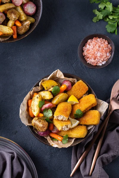 Vegansk växtbaserad fisk, fisklösa fingrar med rostade grönsaker — Stockfoto