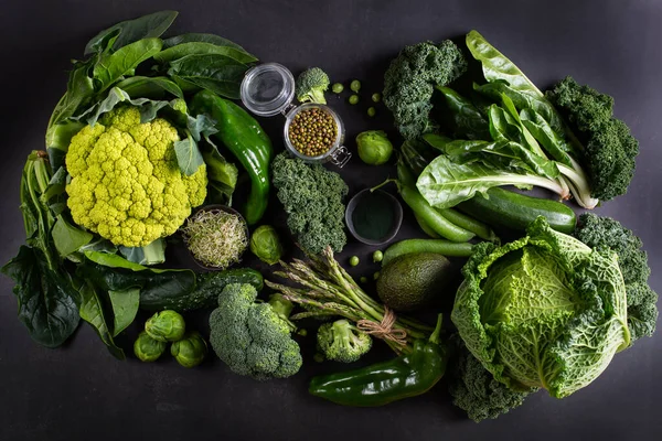 Varietà di verdure verdi, cibo locale, prodotti stagionali — Foto Stock