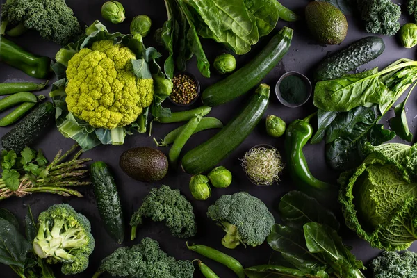 Varietà di verdure verdi, cibo locale, prodotti stagionali — Foto Stock