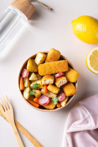 Vegansk växtbaserad fisk, fisklösa fingrar med rostade grönsaker — Stockfoto