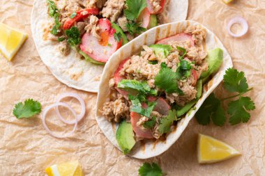 Konserve ton balığı ve vejetaryen yengeçli taco.