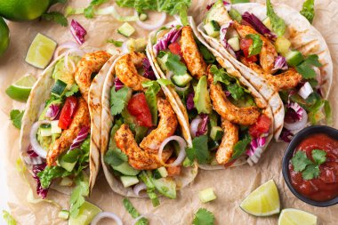 Bitki bazlı karides ve karidesli vegan tacoları.