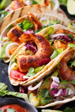 Bitki bazlı karides ve karidesli vegan tacoları.