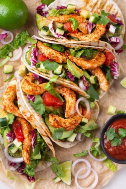 Bitki bazlı karides ve karidesli vegan tacoları.