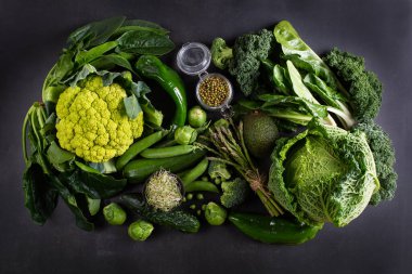 Çeşitli yeşil sebzeler, yerel yiyecekler, mevsimlik ürünler