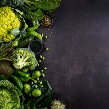 Çeşitli yeşil sebzeler, yerel yiyecekler, mevsimlik ürünler