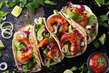 Bitki bazlı karides ve karidesli vegan tacoları.