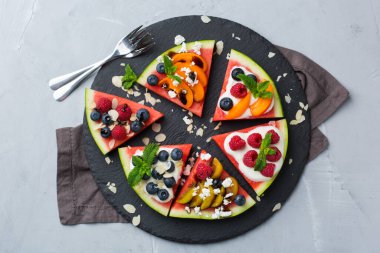 Meyveli, meyveli, yoğurtlu, peynirli karpuzlu pizza.