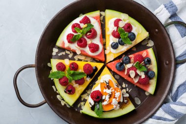 Meyveli, meyveli, yoğurtlu, peynirli karpuzlu pizza.