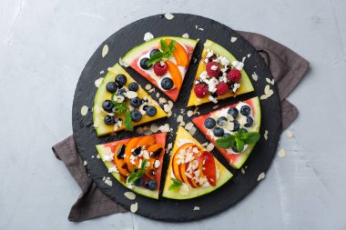 Meyveli, meyveli, yoğurtlu, peynirli karpuzlu pizza.