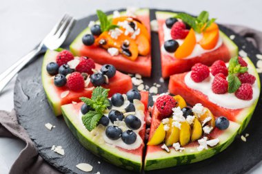 Meyveli, meyveli, yoğurtlu, peynirli karpuzlu pizza.