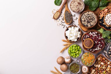 Çeşitli sebzeler, bitki bazlı protein yiyecekler, baklagiller, mercimek, fasulyeler.