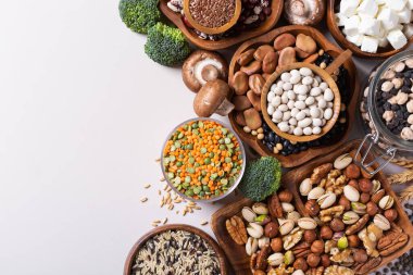 Çeşitli sebzeler, bitki bazlı protein yiyecekler, baklagiller, mercimek, fasulyeler.