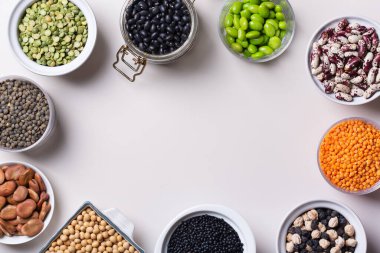 Baklagiller, mercimekler, fasulyeler, bitki bazlı vegan protein kaynakları.