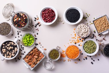 Baklagiller, mercimekler, fasulyeler, bitki bazlı vegan protein kaynakları.