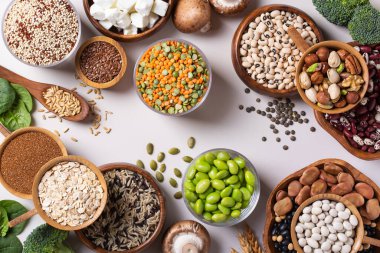 Çeşitli sebzeler, bitki bazlı protein yiyecekler, baklagiller, mercimek, fasulyeler.