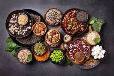 Çeşitli sebzeler, bitki bazlı protein yiyecekler, baklagiller, mercimek, fasulyeler.